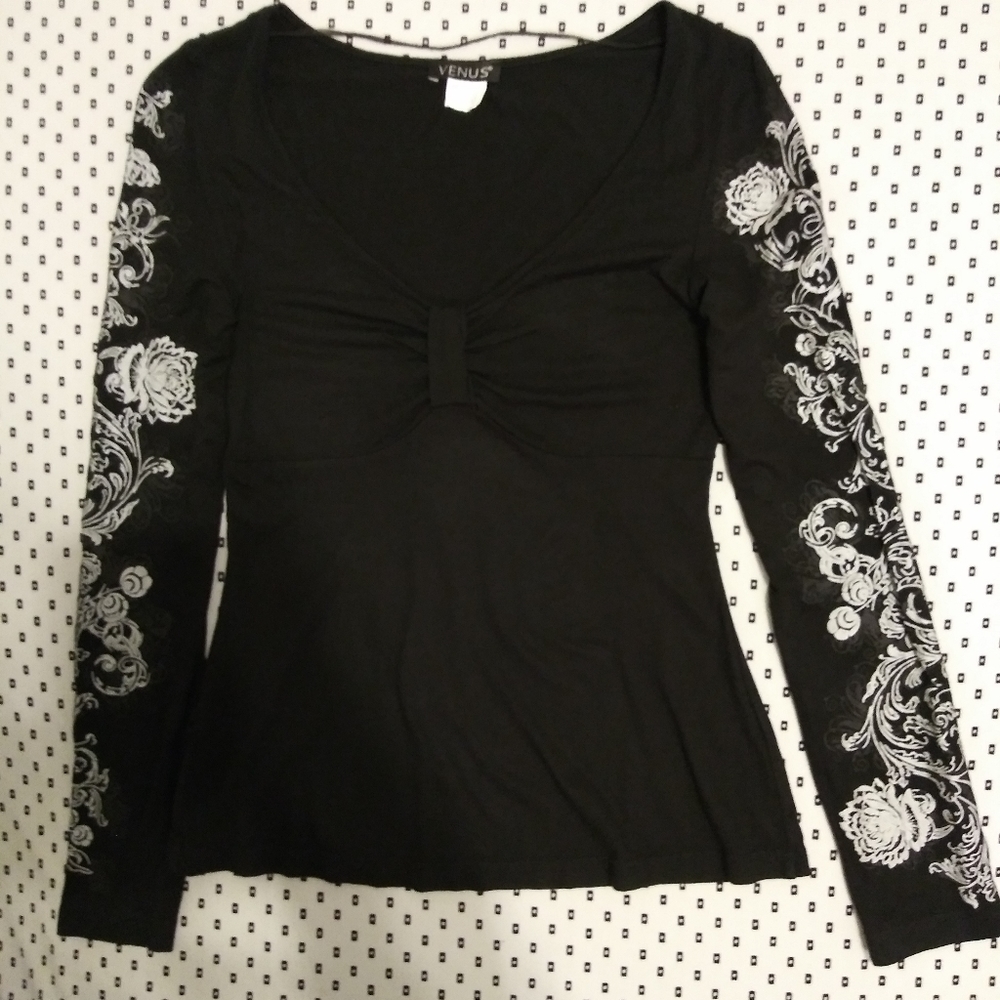 Venus Black Vneck Top w/Printed Sleeves. Size XS